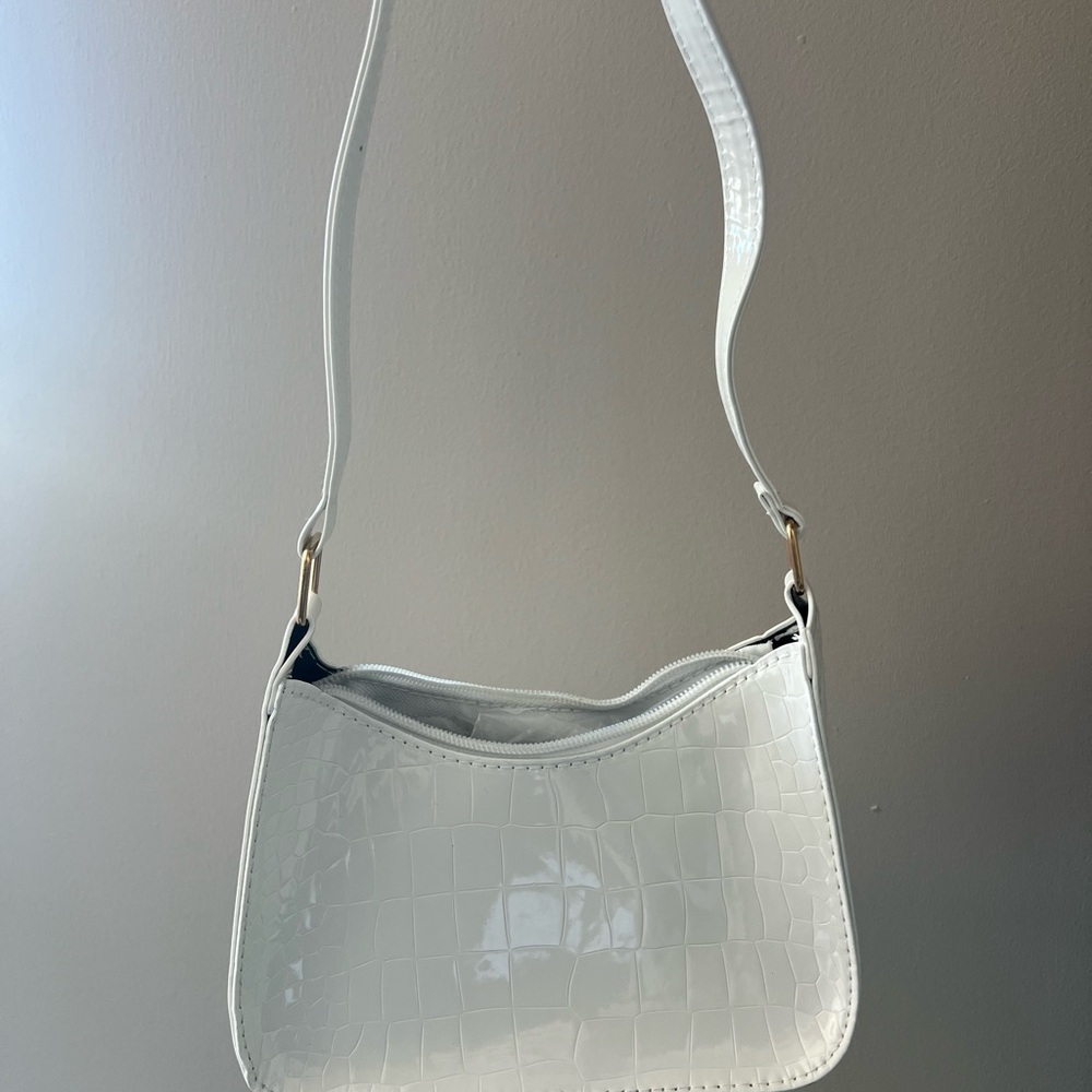Elegant White Croc-Embossed Shoulder Bag
